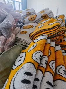 Weiche flauschige Smiley Decke gestrickte Jacquard Wohndecke für gemütliches Sofa und Bett.