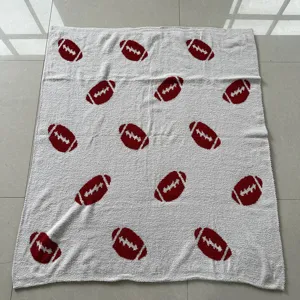 Morbida coperta in peluche con motivo football rosso, comoda coperta in pile per divano e letto.