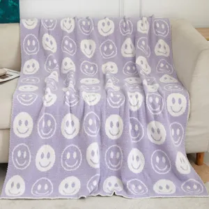 Gemütliche lilafarbene Kuscheldecke mit Smiley-Muster, weiche flauschige Sofadecke für das Wohnzimmer.