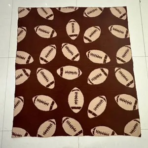Manta in pile lavorato a maglia marrone con motivo di football americano per la casa.