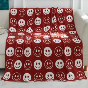 Gemütliche rote gestrickte Smiley-Decke, weiche Federgarn-Plüsch-Sofadecke für gemütliche Wohnzimmer.