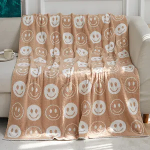 Gemütliche braune Fleecedecke mit einem süßen weißen Smiley-Muster für das Sofa.