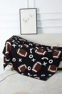 Dettaglio coperta jacquard da football, tessuto morbido felpato, plaid accogliente per divano.