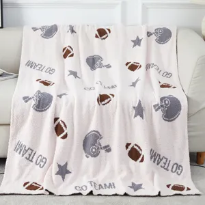 Accogliente coperta in pile da football con morbido design jacquard lavorato a maglia.