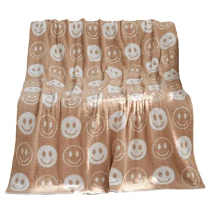 Gemütliche Kuscheldecke mit Smiley-Muster, weiche Plüsch-Sofadecke für gemütliche Stunden.