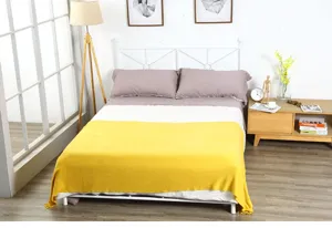 Einfarbige gestrickte Wohndecke für Bett und Sofa, weiche Kuscheldecke im skandinavischen Stil.