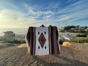 Λεπτομερές κοντινό πλάνο της bohemian μεξικανικής κουβέρτας με περίτεχνα υφαντά σχέδια.