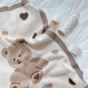 Couverture tricotée pour bébé avec motif d'ours et de cœur, douce pour enfants.