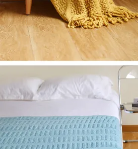 Vue détaillée du plaid en tricot nordique dans la chambre, texture douce et chaleureuse.