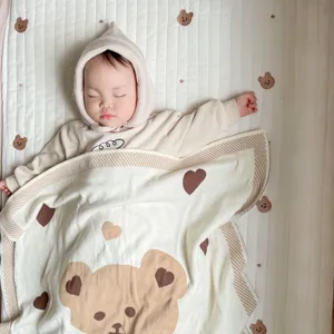 Couverture de bébé en tricot de coton doux avec joli motif d'ours et de cœur pour sommeil.
