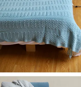 Plaid tricoté bleu clair nordique pour canapé et lit, couverture décorative douce et texturée.