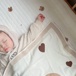 Couverture pour bébé en tricot jacquard de pur coton doux avec broderie d'ours et motifs de cœur.