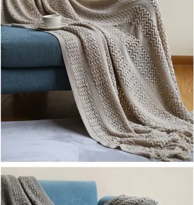 Vue rapprochée d'un plaid de canapé tricoté en maille beige avec un très beau motif.