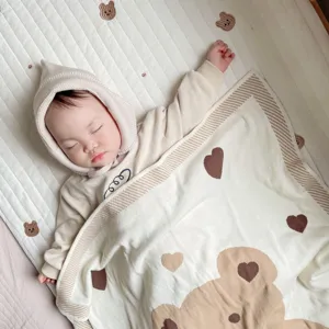 Couverture tricotée douce en coton pour bébé avec joli motif d'ours et de cœur.