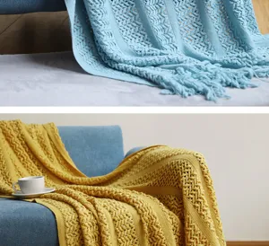 Vue detaille de la couverture en tricot avec motif ajoure et design de franges douces.