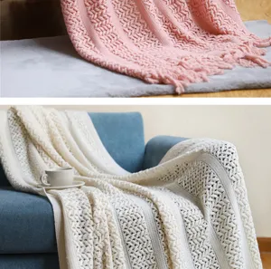 Couverture jeté en tricot ajouré nordique, douce couverture de canapé et détails de lit.