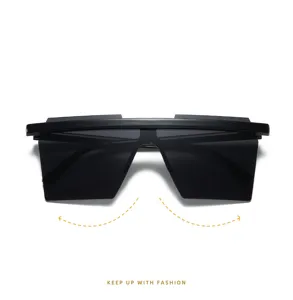 Primo piano degli occhiali da sole a mascherina in un pezzo unico dal design nero piatto e chic.