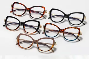 Detailansicht der Strass Katzenauge Brille mit stilvollen Diamantbügeln und bunten Fassungen.