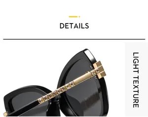 Detailaufnahme von schwarzen Katzenaugen-Sonnenbrillen mit Strass und Goldbügeln.