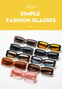 Trendige Retro-Rechteck-Sonnenbrille mit bunten Rahmen und getönten Gläsern für den Alltag.