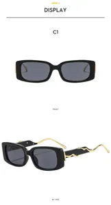 Detailansicht der quadratischen Retro-Sonnenbrille mit goldenen Wellenbügeln und UV-Schutz.