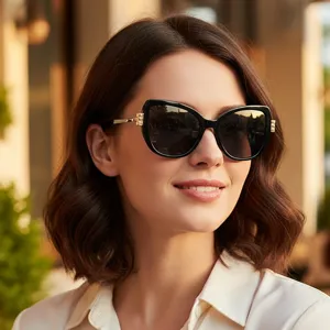 Stilvolle Strass-Katzenaugen-Sonnenbrille für Damen, schwarzer Rahmen mit goldenen Bügeln.