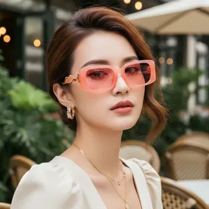 Retro quadratische Anti-UV Sonnenbrille für Damen, modische rosa Brille mit goldenen Details.