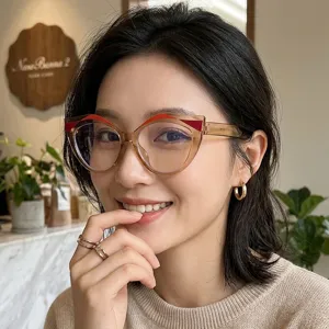 Lunettes anti-lumière bleue œil-de-chat rétro pour femme, monture claire élégante.