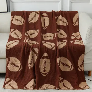 Coperta in peluche marrone con classico motivo da football, morbida e comoda per il divano.