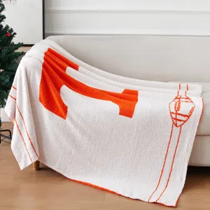 Morbida coperta in jacquard lavorato a maglia con motivo a lettere arancioni per divano.