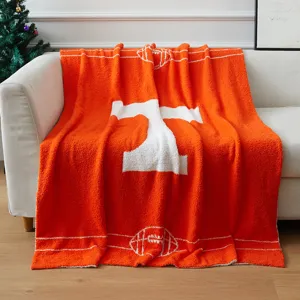 Misura accogliente coperta in pile arancione con calcio, plaid morbido lavorato a maglia.