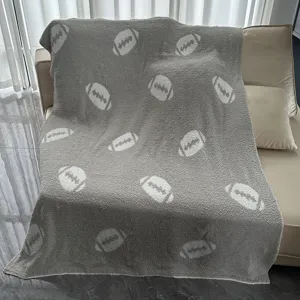 Coperta in pile lavorata a maglia grigia con motivo di football americano, comoda e morbida.