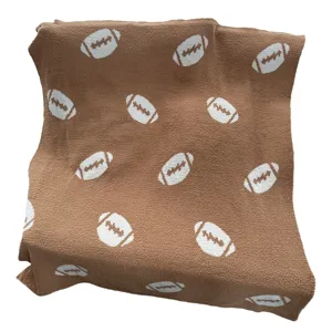 Coperta in maglia con stampa football, morbida coperta marrone per divano e letto.