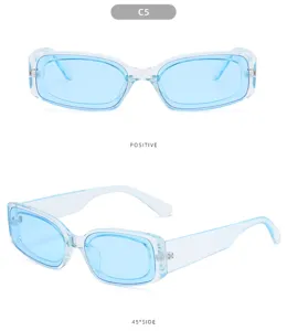 Occhiali da sole rettangolari trasparenti azzurri alla moda per look estivo e streetwear.