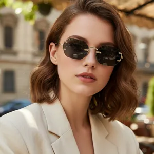 Gafas de sol poligonales sin montura de mujer elegantes con patillas doradas estilo moda.