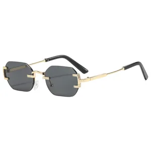 Gafas de sol poligonal sin montura vintage de moda con montura de metal dorado para viajes.