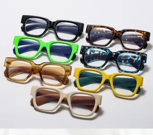 Trendige dickgerahmte quadratische Brille in mehreren leuchtenden Farbvarianten für den Alltag.