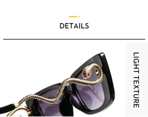 Vista detallada de gafas de sol con serpiente, montura negra vintage y diseño elegante.