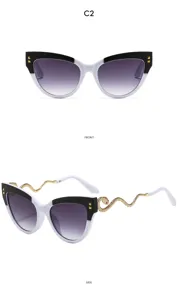 Stijlvolle cat eye zonnebril voor vrouwen met unieke slang poten zwart wit frame gradient