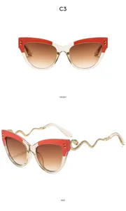 Stijlvolle cat-eye zonnebril voor dames met rood verloopmontuur en luxe slangvormige poten.