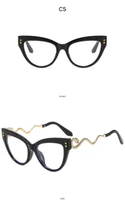 Stijlvolle zwarte cat-eye zonnebril met gouden slangvormige pootjes en studs voor vrouwen.