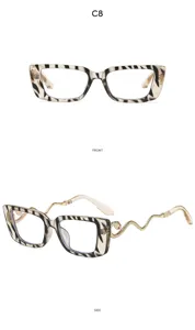 Monturas de gafas con estampado de cebra y lujosas varillas doradas en forma de serpiente.
