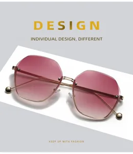 Gafas de sol de polígono de moda para mujer con lentes degradadas rosas y patillas de metal.