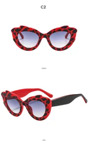 Occhiali da sole alla moda irregolari leopardati rosso nero con lenti sfumate stile.