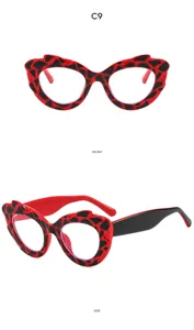 Occhiali da sole cat eye irregolari rossi e neri, accessorio moda di grande tendenza.
