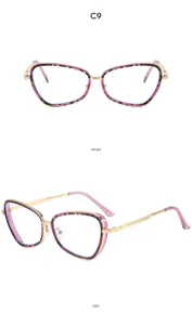 Vista detallada de gafas de ojo de gato de metal con montura de leopardo rosa y patillas oro.