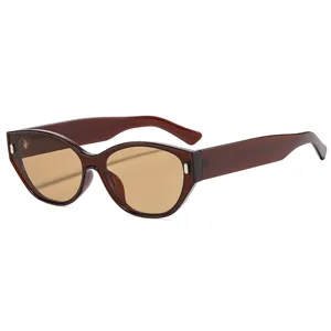 Lunettes de soleil rétro œil-de-chat pour femmes, élégante monture marron et verres anti-UV.