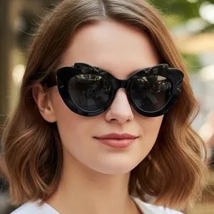 Occhiali da sole chic con montatura nera irregolare da donna, stile di tendenza per feste.