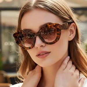 Eleganti occhiali da sole tartarugati irregolari da donna, trendy per feste e attività all'aperto.