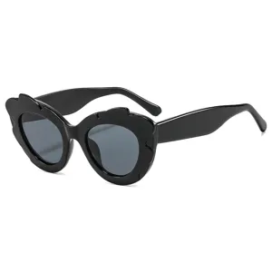 Occhiali da sole alla moda irregolari per festa, elegante stile casual all'aperto fashion chic